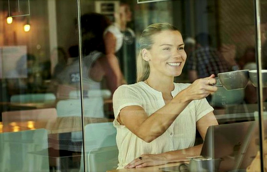 Pareja feliz en un retrato procesado con IA